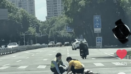 脱下警帽那一刻美爆了！惠州一女警帮女子捡拾掉落的杂物，用警帽装起带到安全岛获爆赞