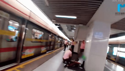 事发上海地铁早高峰！15岁校服男孩突然倒地，一群人冲了上来