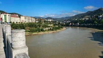 新郎跳河身亡前称“从没受过这么大的委屈”，婚车内与新娘曾一直争吵