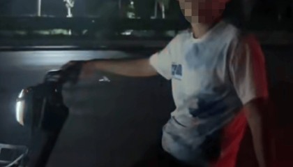 河南一男子晚上开车回家，骑夜路小男孩说“想蹭个灯”，一路温柔尾随护送