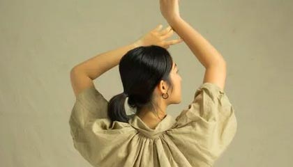 佩通坦现身证人席画面公开:频繁眨眼抿嘴揉捏大拇指