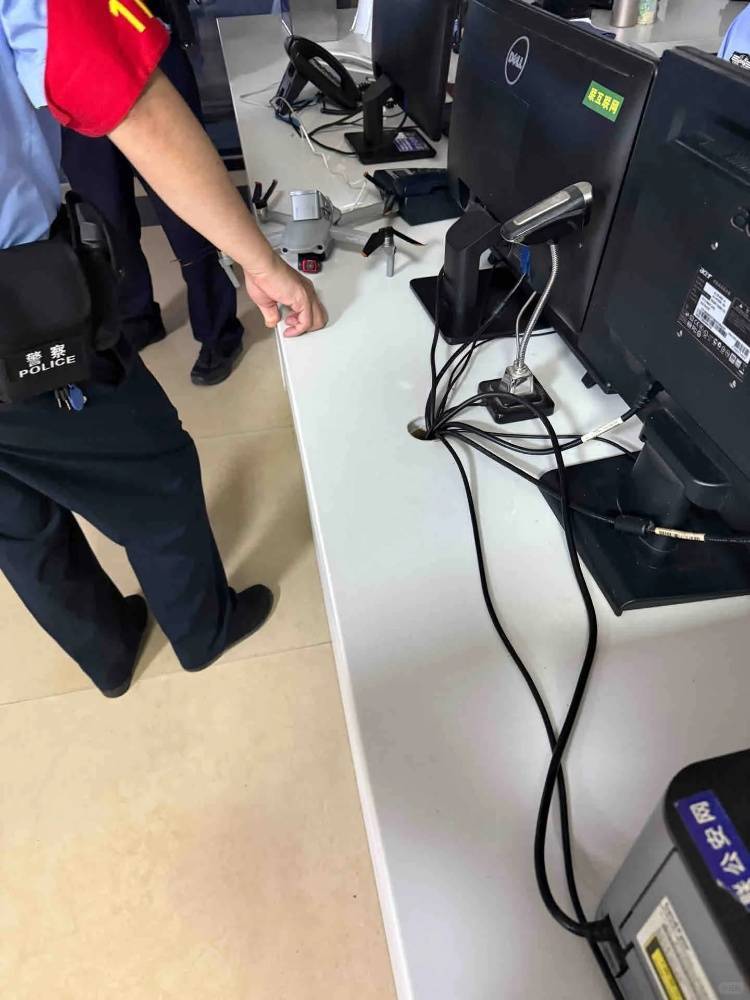 女子在滕王阁5楼拍照，无人机直接冲脑袋砸过来！警方回应