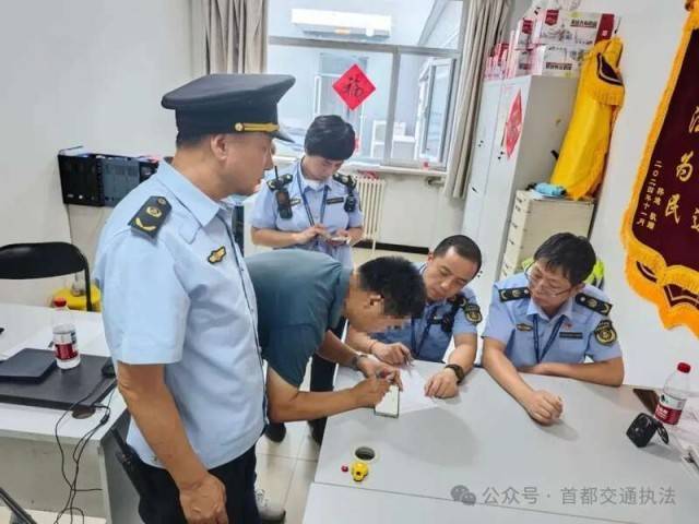 北京警方通报“研学游黑大巴侧翻”：致7名学生和2名老师受伤
