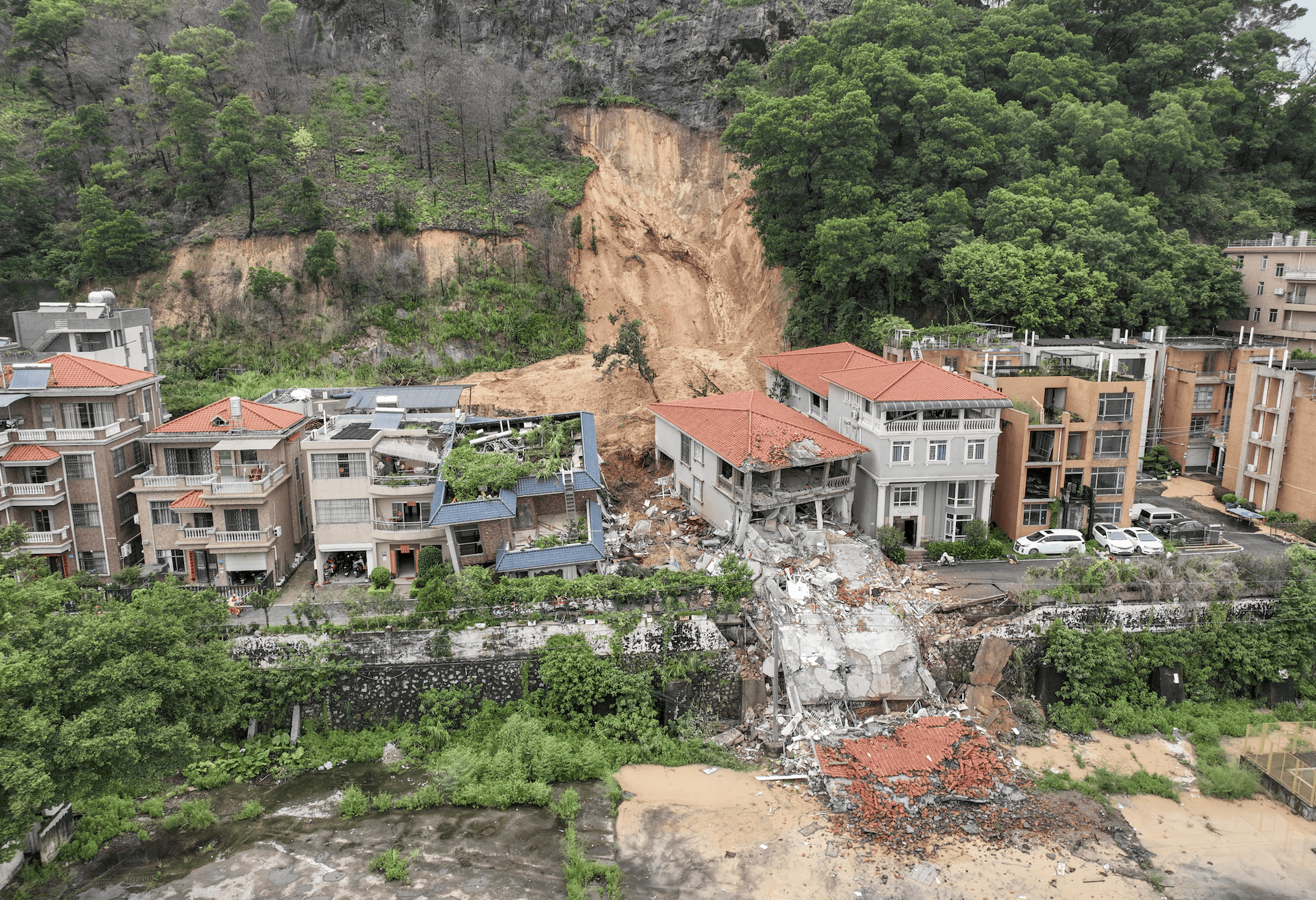 15分钟撤离，来不及收行李！广州大源村居民回忆疏散过程