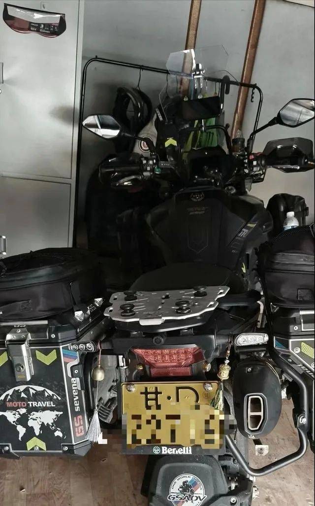 奔驰逆行逼停后续，骑手先认怂，放弃索赔怕闹大，网友评论区炸锅