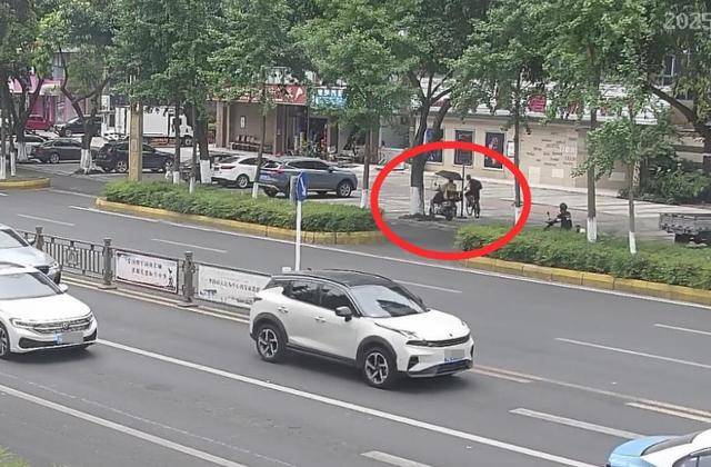 送取餐途中偶遇抓小偷，四川两外卖小哥街头包抄挡下偷车贼，警方全城寻人3个月找到他们：表扬，奖励现金