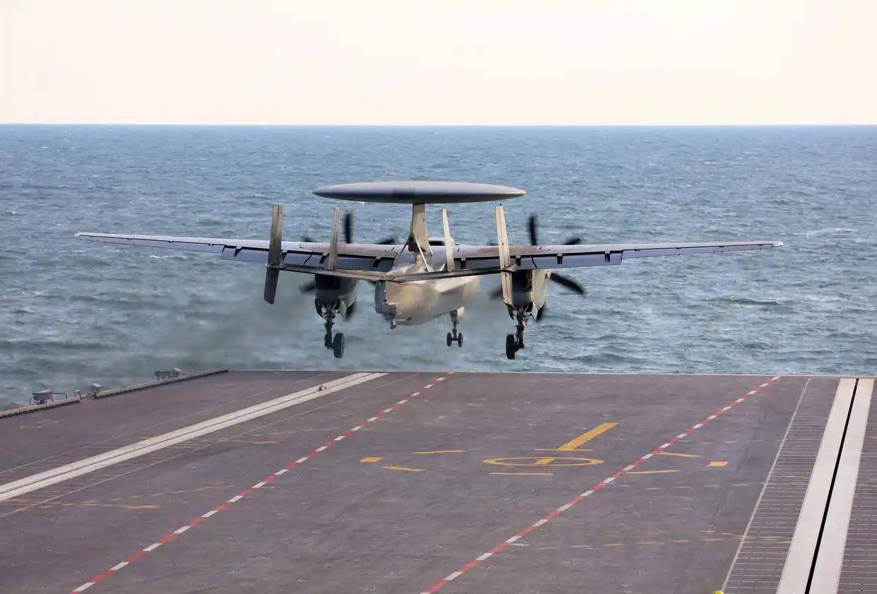 现场高清大图！一起感受舰载机弹射起飞“首秀”震撼瞬间