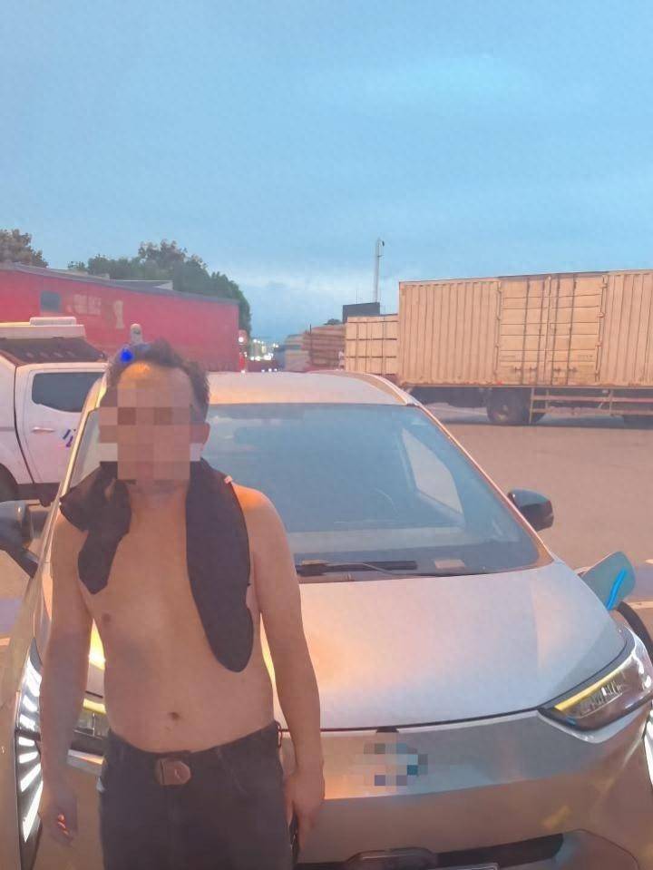 新能源汽车高速“趴窝”，男子蛮力推行2公里，交警发布新能源车防范提醒