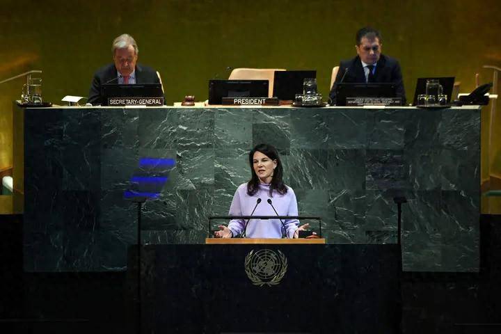 曾经对华强硬的鹰派,如今转身一变成联大主席,对着全世界冷嘲热讽