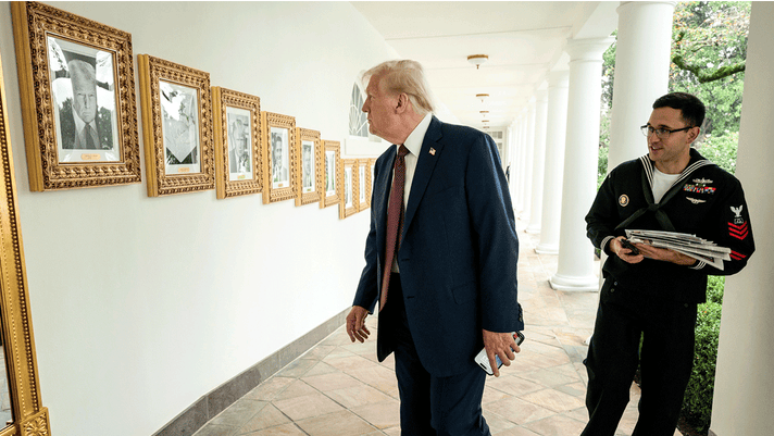 特朗普揭幕历任总统照片墙 用自动笔替代拜登