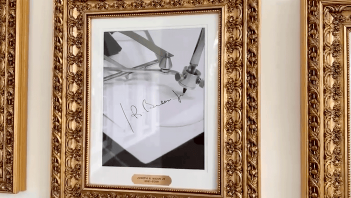 特朗普揭幕历任总统照片墙 用自动笔替代拜登