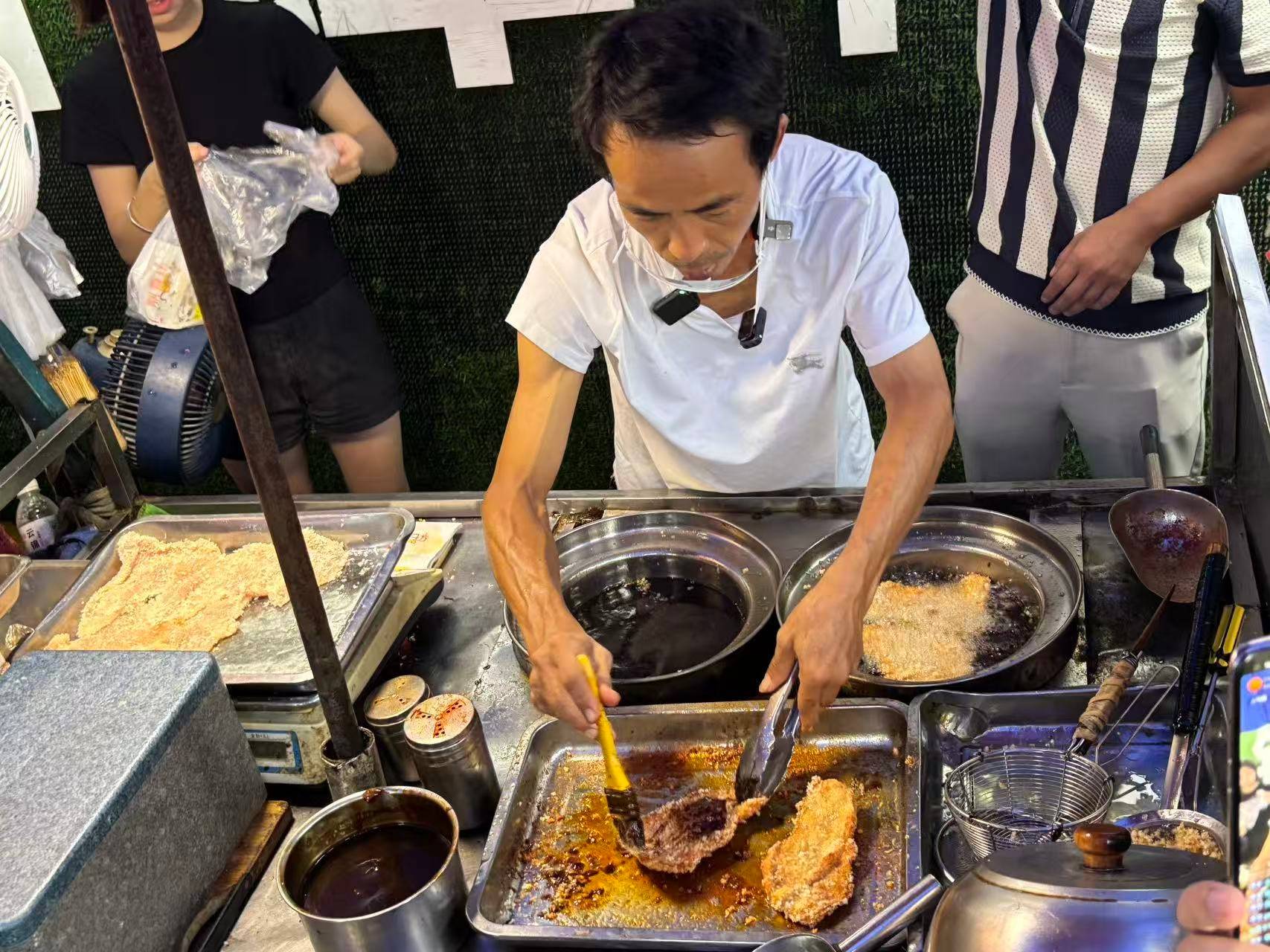 景德镇“鸡排哥”回应只睡四小时:顾客雨中排队,我根本不能算累