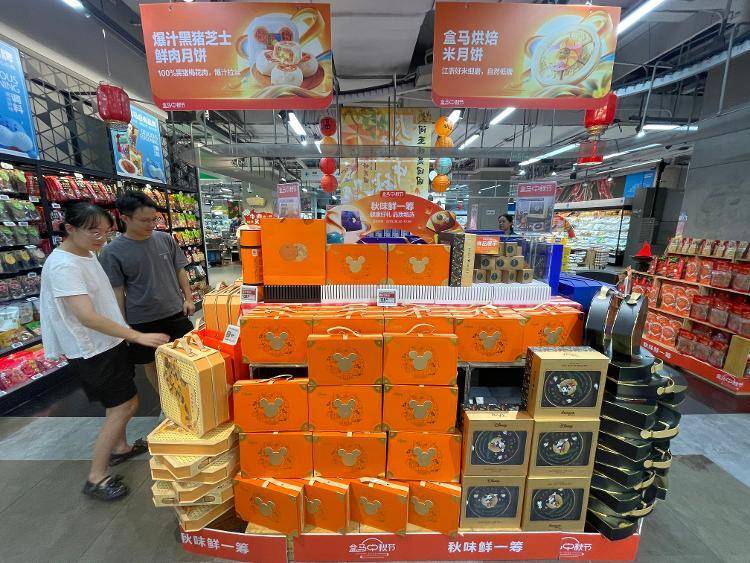 中秋消费市场提前“升温”:“轻装”月饼受青睐,“炫蟹”模式已就位