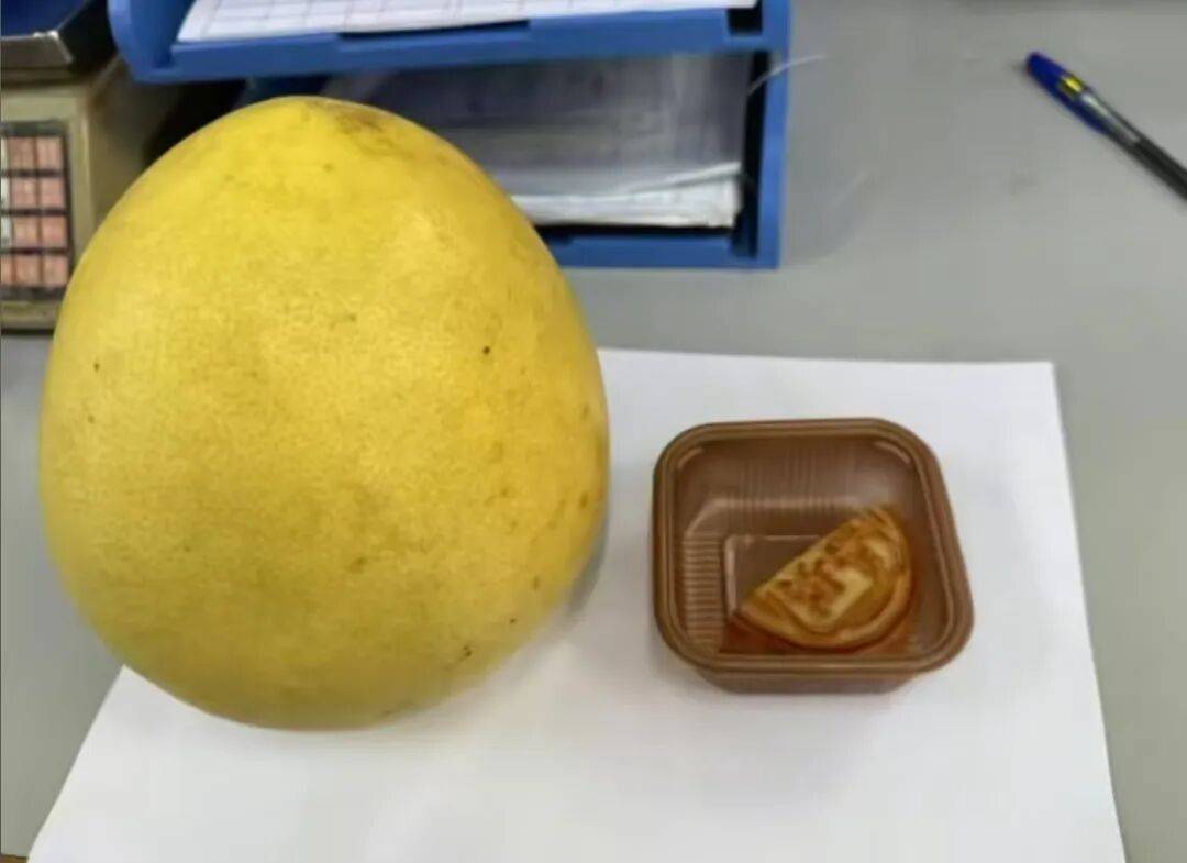 广东一公司给员工发半块月饼作为福利?网友吵翻了,公司:系下午茶,每人还发了柚子