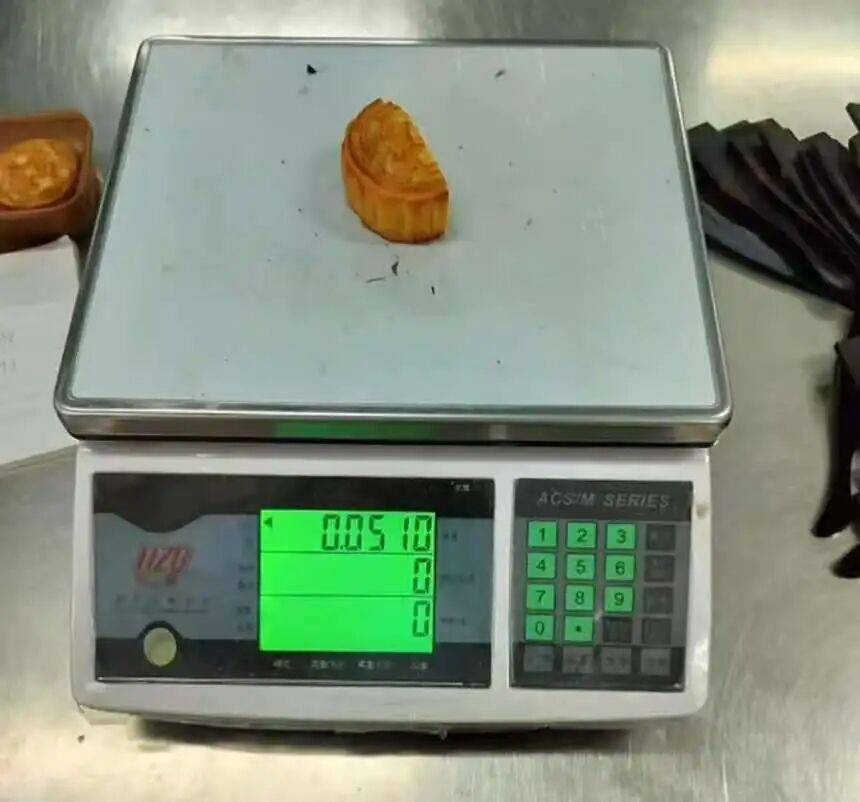 广东一公司给员工发半块月饼作为福利?网友吵翻了,公司:系下午茶,每人还发了柚子