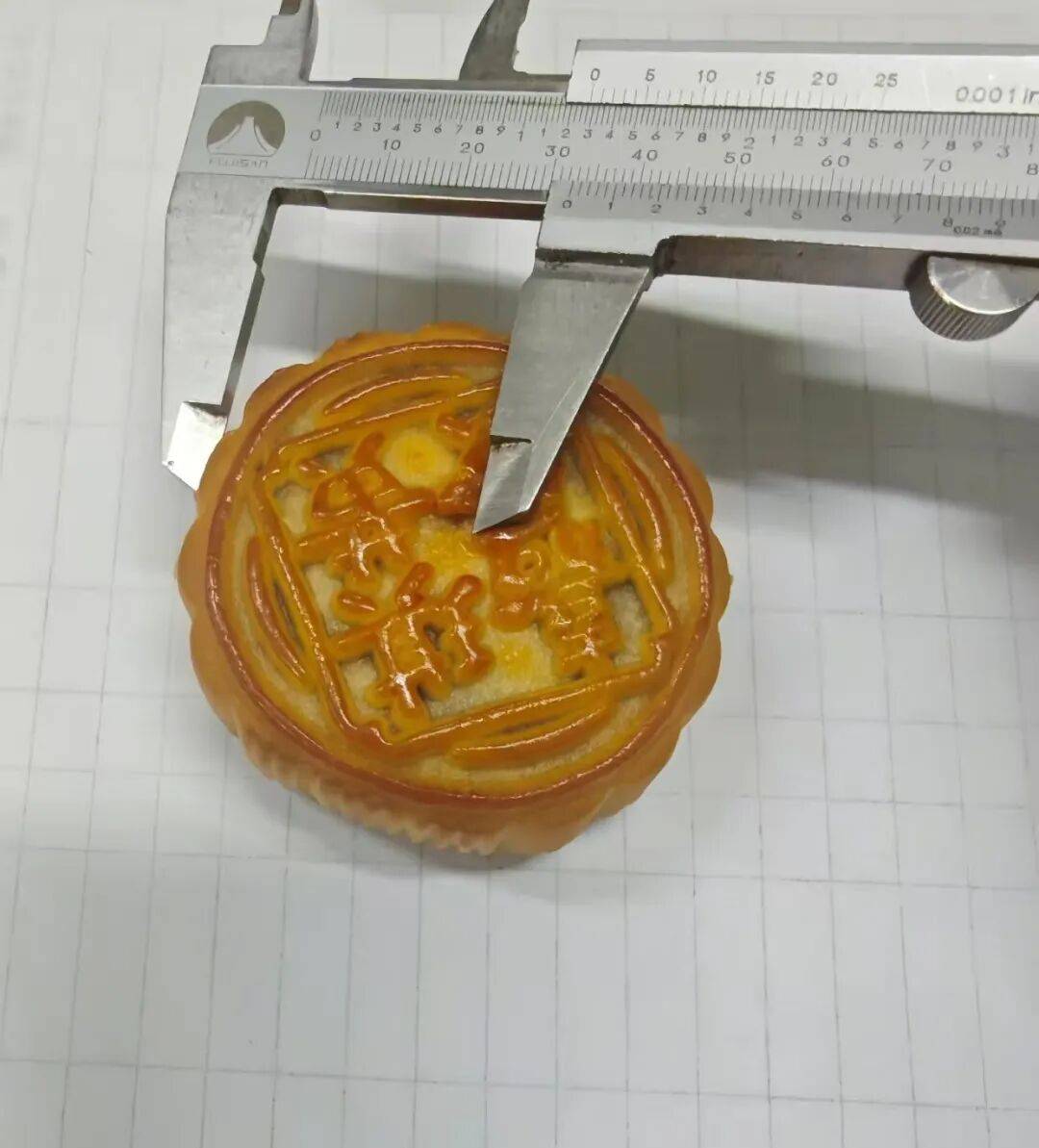 广东一公司给员工发半块月饼作为福利?网友吵翻了,公司:系下午茶,每人还发了柚子