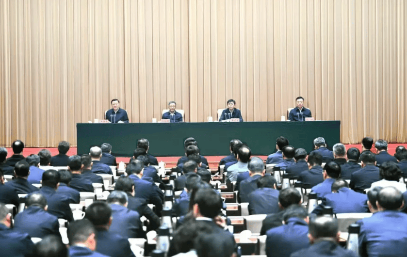 内蒙古自治区召开全区领导干部会议