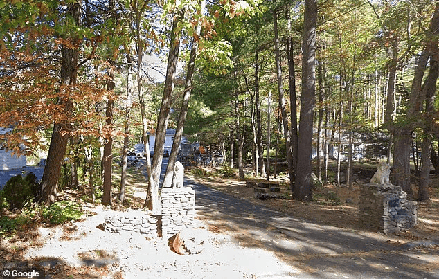 美国12岁女孩遭养父性侵7年，怀孕生子，养母装不知道