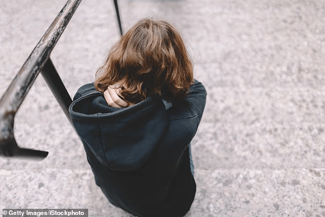 美国12岁女孩遭养父性侵7年，怀孕生子，养母装不知道