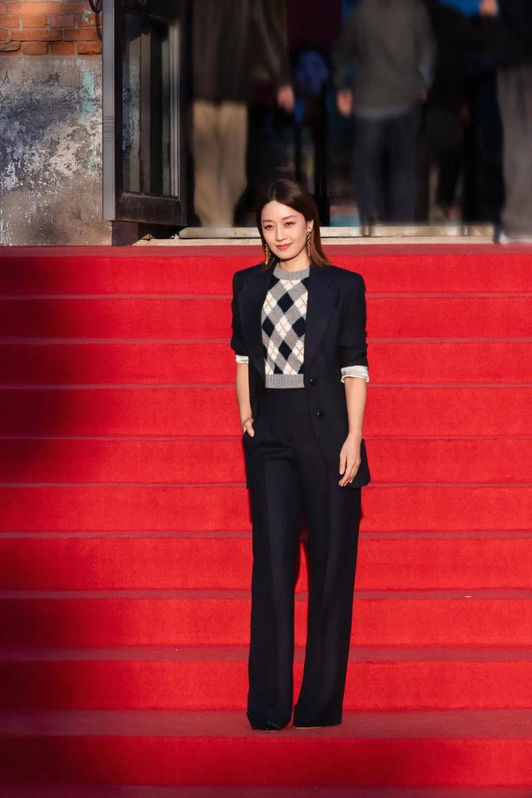 穿豹纹的辛芷蕾宛如行走的奖杯，马伊琍一身绿裙梦回玲子