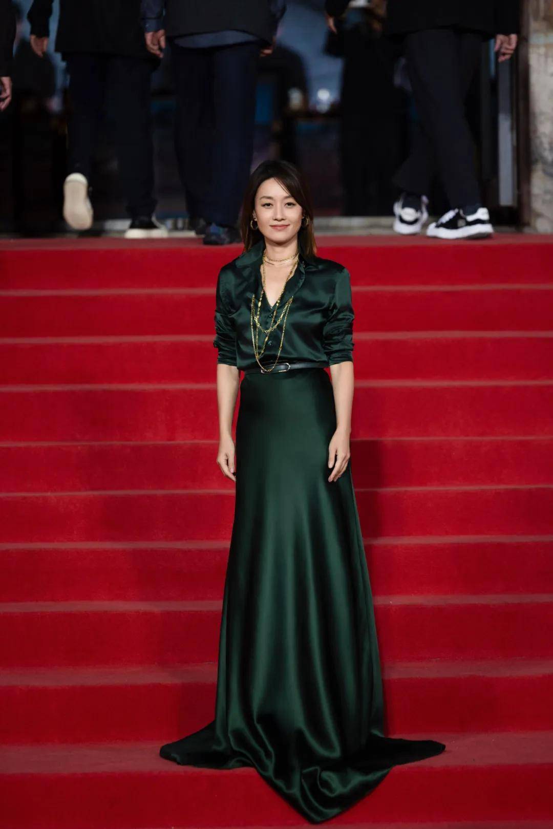 穿豹纹的辛芷蕾宛如行走的奖杯，马伊琍一身绿裙梦回玲子