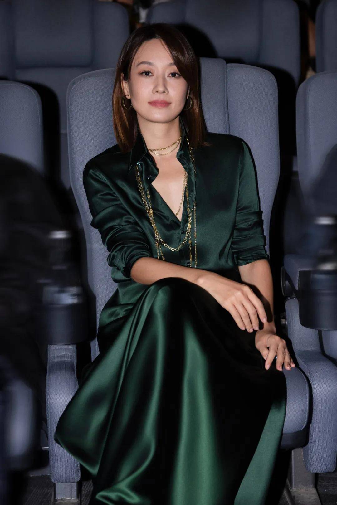 穿豹纹的辛芷蕾宛如行走的奖杯，马伊琍一身绿裙梦回玲子