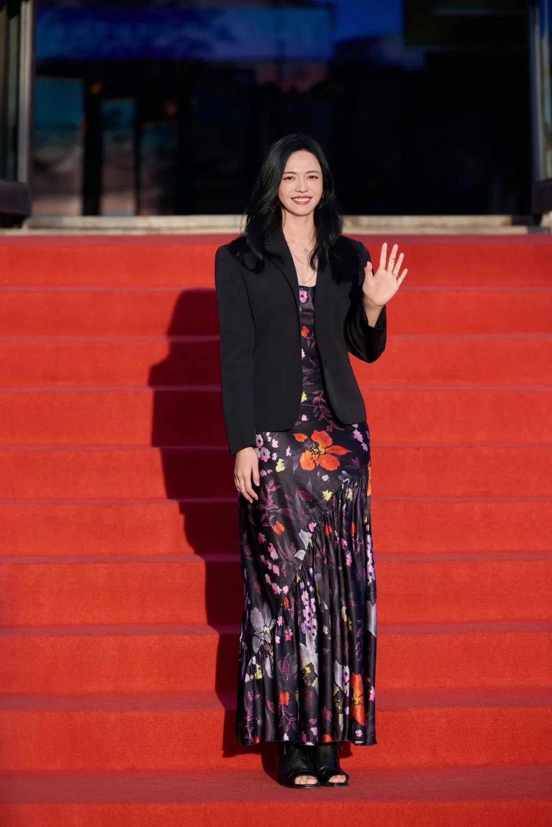 穿豹纹的辛芷蕾宛如行走的奖杯，马伊琍一身绿裙梦回玲子