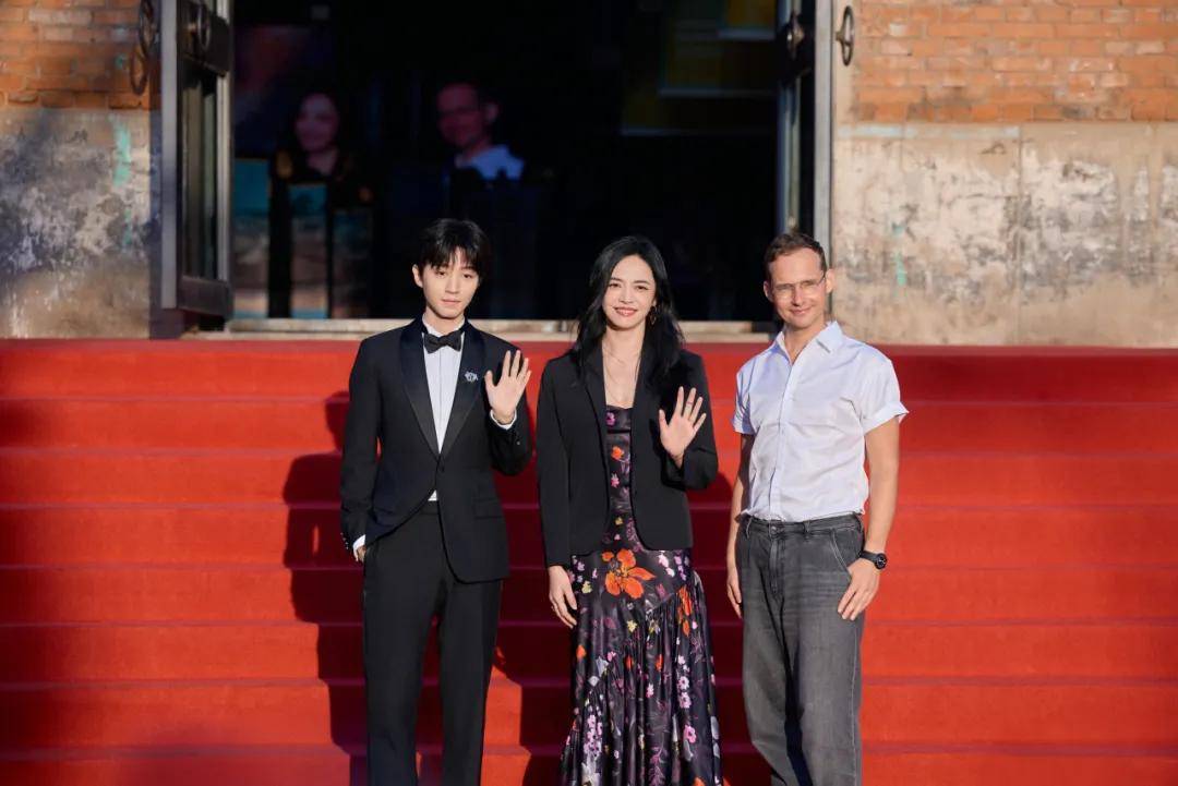 穿豹纹的辛芷蕾宛如行走的奖杯，马伊琍一身绿裙梦回玲子