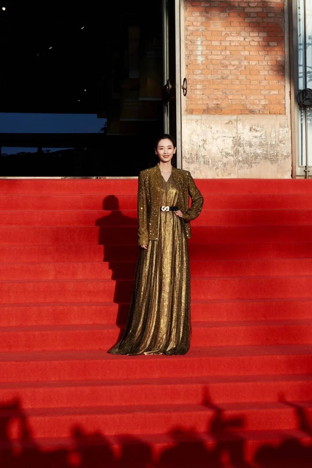 穿豹纹的辛芷蕾宛如行走的奖杯，马伊琍一身绿裙梦回玲子