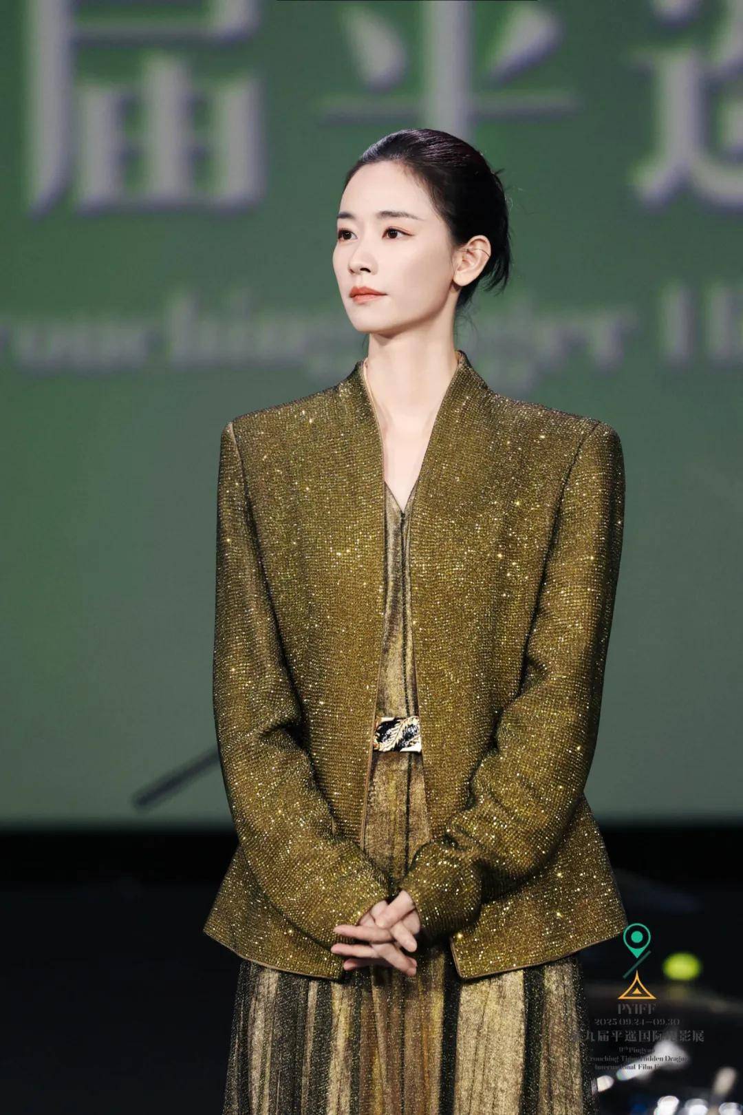 穿豹纹的辛芷蕾宛如行走的奖杯，马伊琍一身绿裙梦回玲子