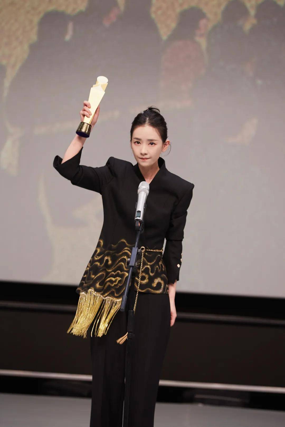 穿豹纹的辛芷蕾宛如行走的奖杯，马伊琍一身绿裙梦回玲子