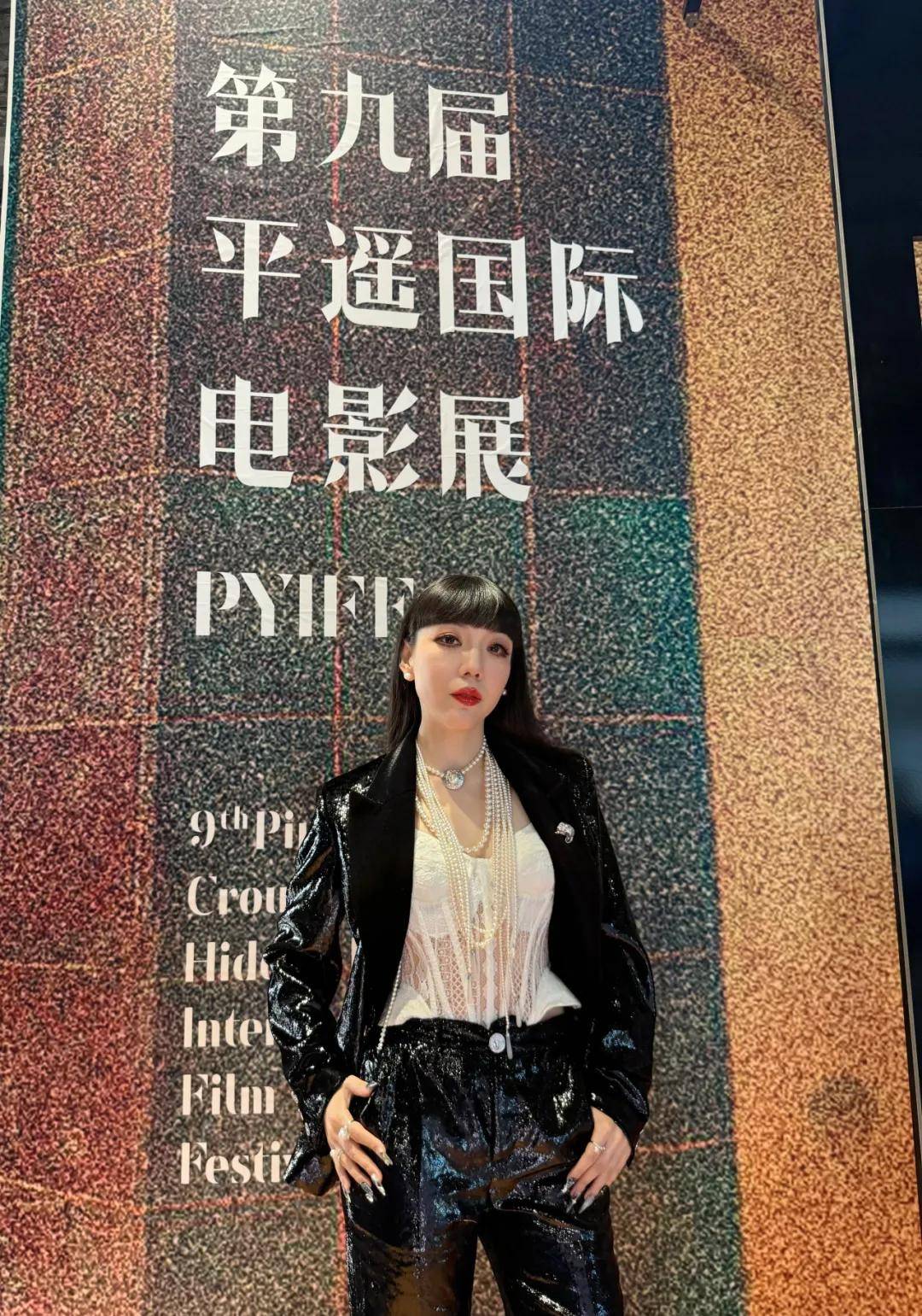 穿豹纹的辛芷蕾宛如行走的奖杯，马伊琍一身绿裙梦回玲子