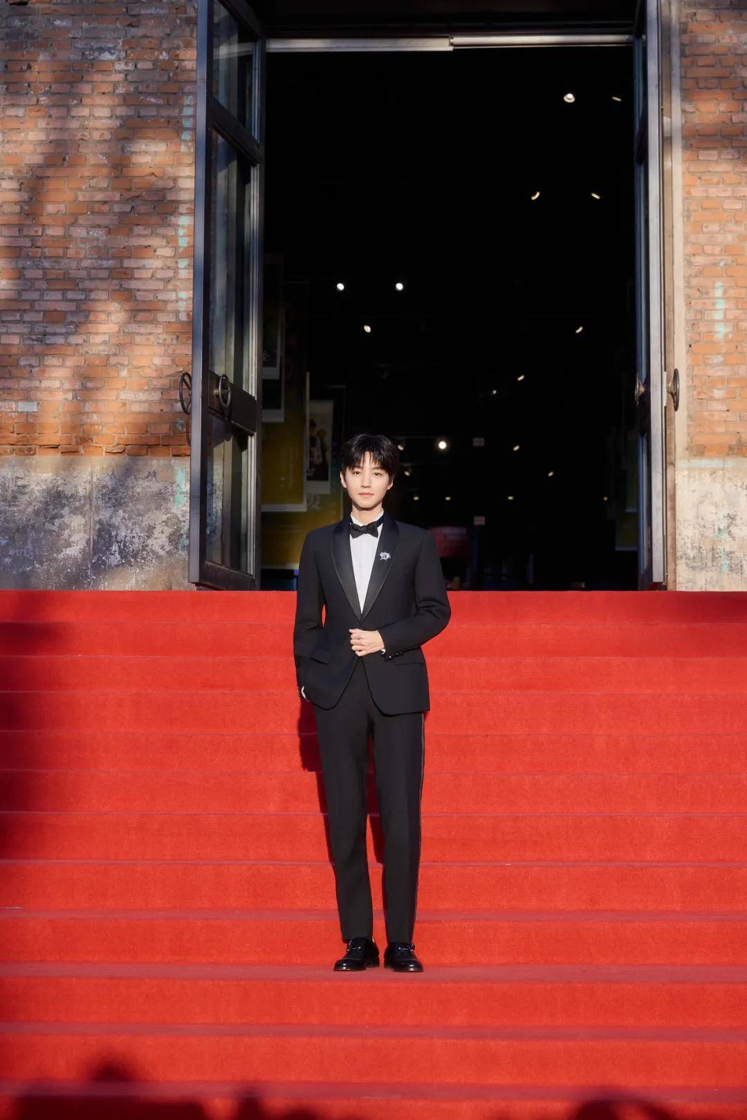 穿豹纹的辛芷蕾宛如行走的奖杯，马伊琍一身绿裙梦回玲子