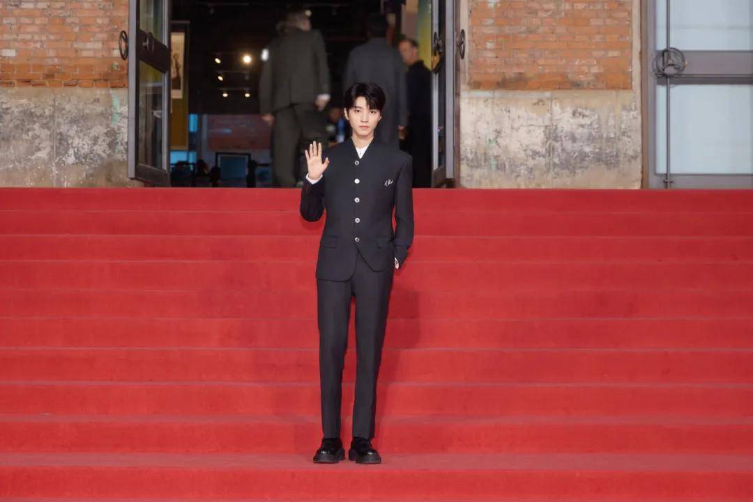 穿豹纹的辛芷蕾宛如行走的奖杯，马伊琍一身绿裙梦回玲子