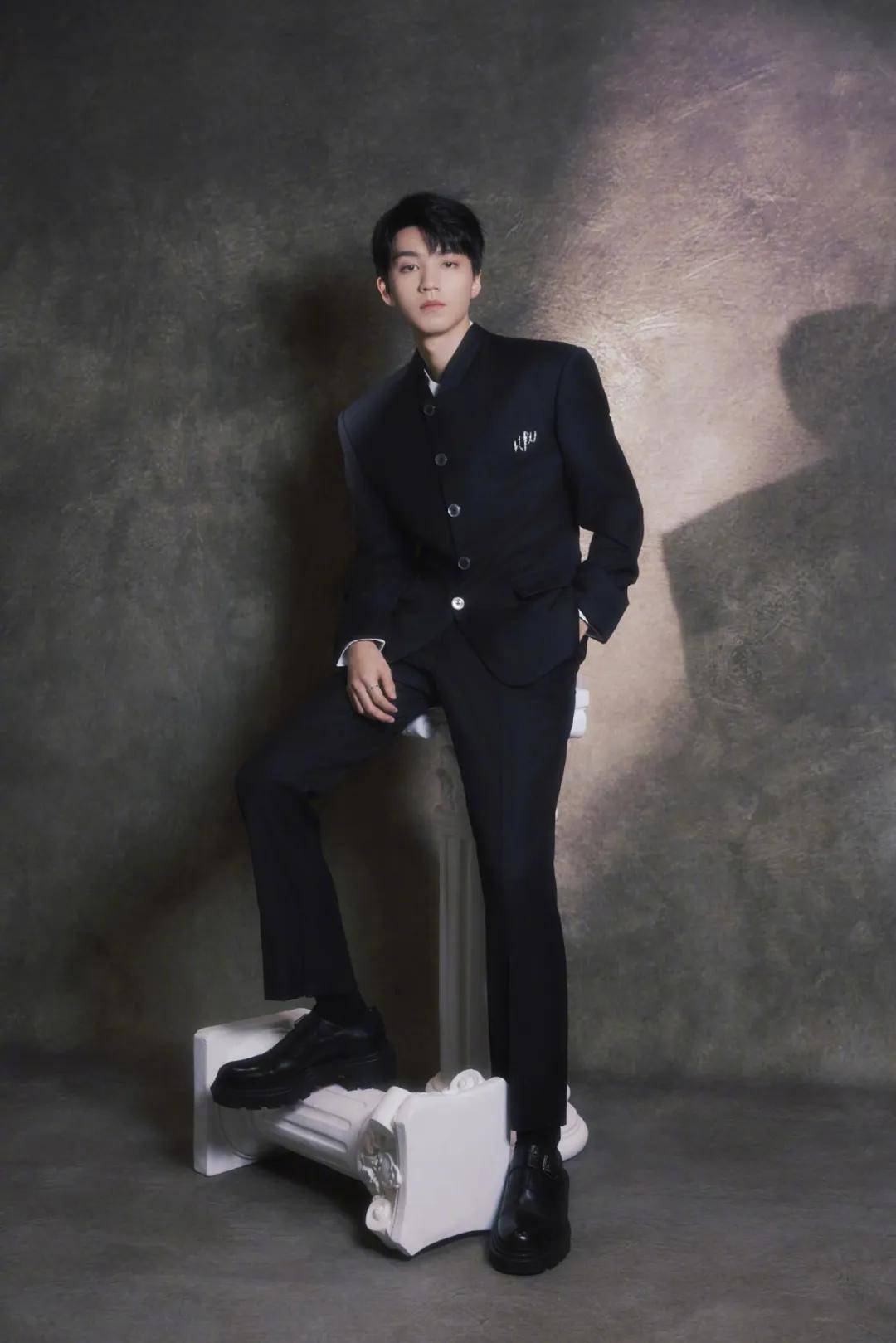 穿豹纹的辛芷蕾宛如行走的奖杯，马伊琍一身绿裙梦回玲子