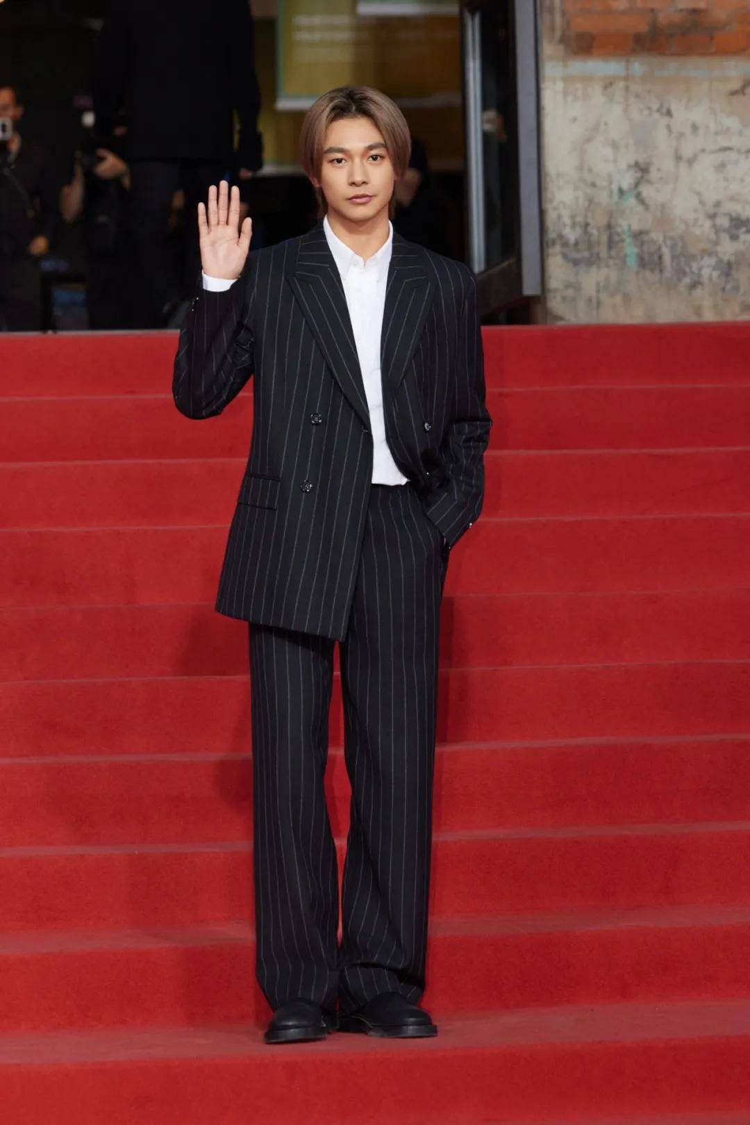 穿豹纹的辛芷蕾宛如行走的奖杯，马伊琍一身绿裙梦回玲子