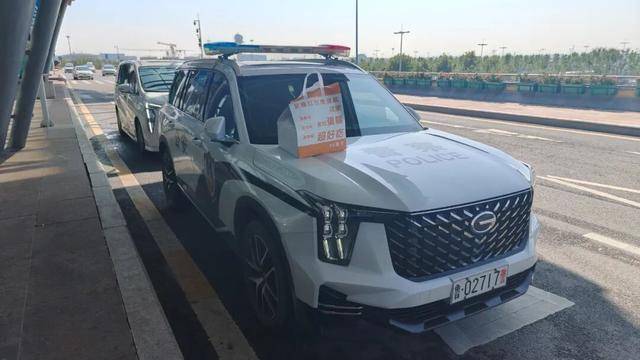 6年来“准时”出现在警车引擎盖上的蛋糕，谁送的？