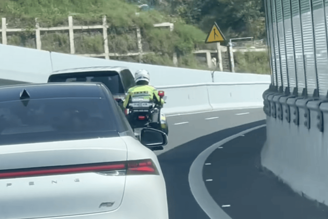 高速上有人吐血不止,意识模糊!深圳交警一举动抢回一条命