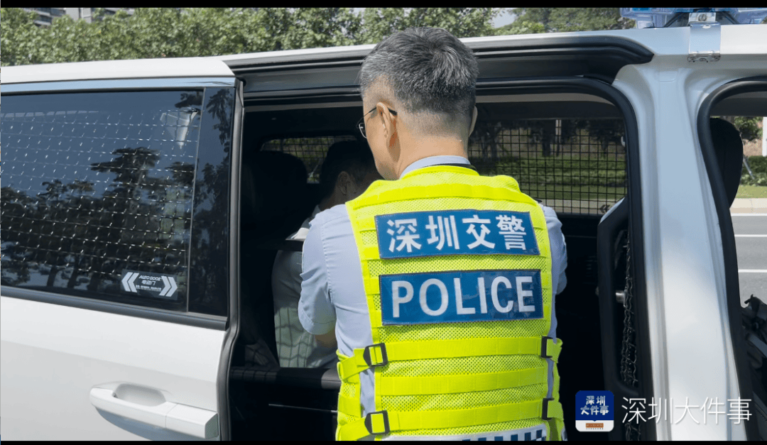 高速上有人吐血不止,意识模糊!深圳交警一举动抢回一条命