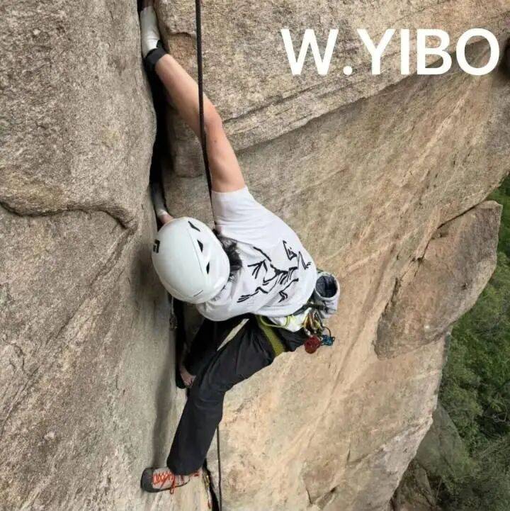 23岁知名网红在攀岩时失足坠崖，直播间观众目睹坠亡瞬间：本已登顶但工具卡在岩壁上需原路返回