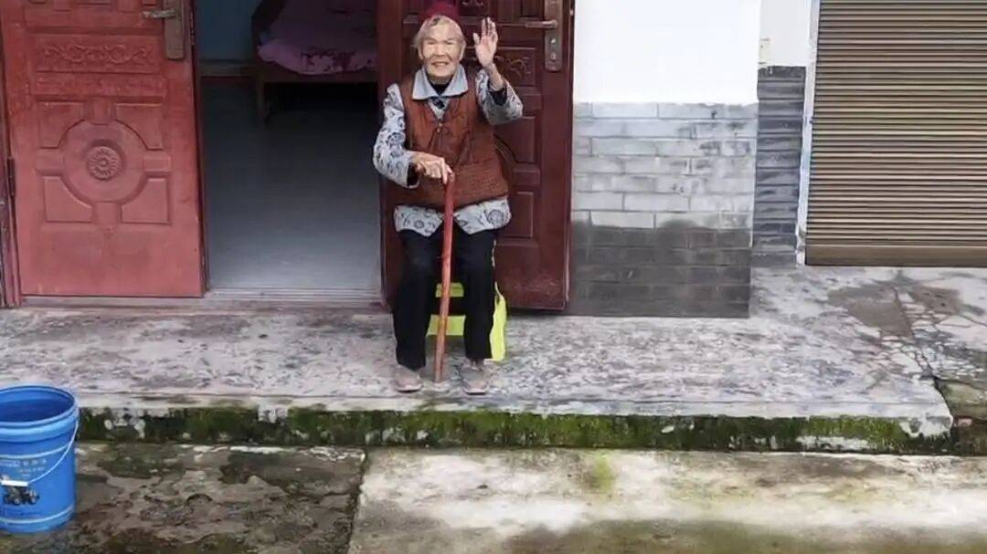 四川巴中男子宴席打包“坨子肉”,用无人机“空投”给95岁外婆