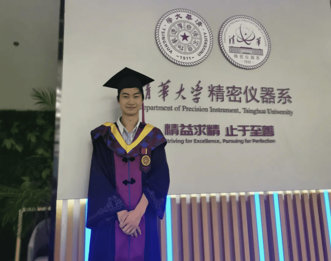 “领证照”曝光,全网沸腾!本人最新回应