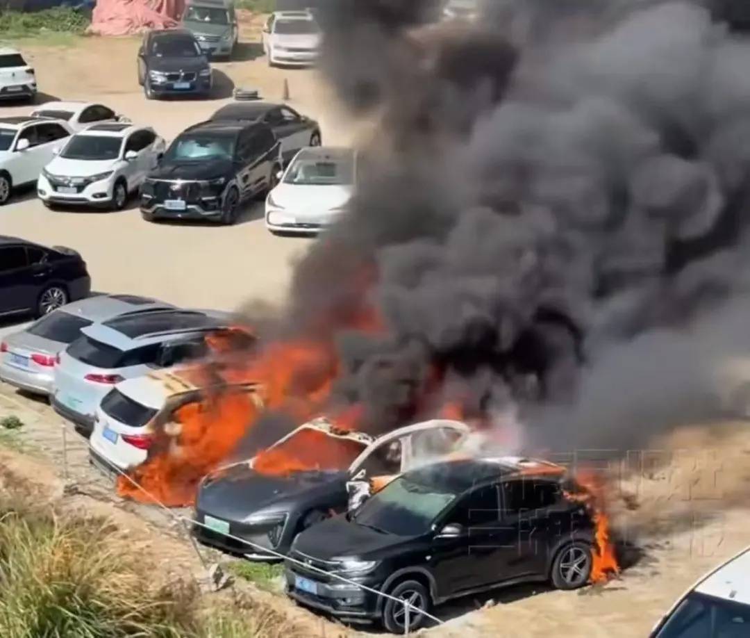 福建宁德一辆阿维塔06起火，致8车焚毁，疑似车主女子称该车才买了一个半月