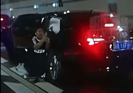 10岁男孩跪地拦车哭求“救救妈妈”,感动全网!其母发声