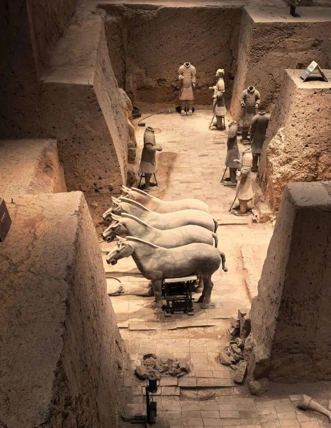 4个月前男子跳入俑坑推倒两尊兵马俑致其受损，知情人：在修复当中，还未展出