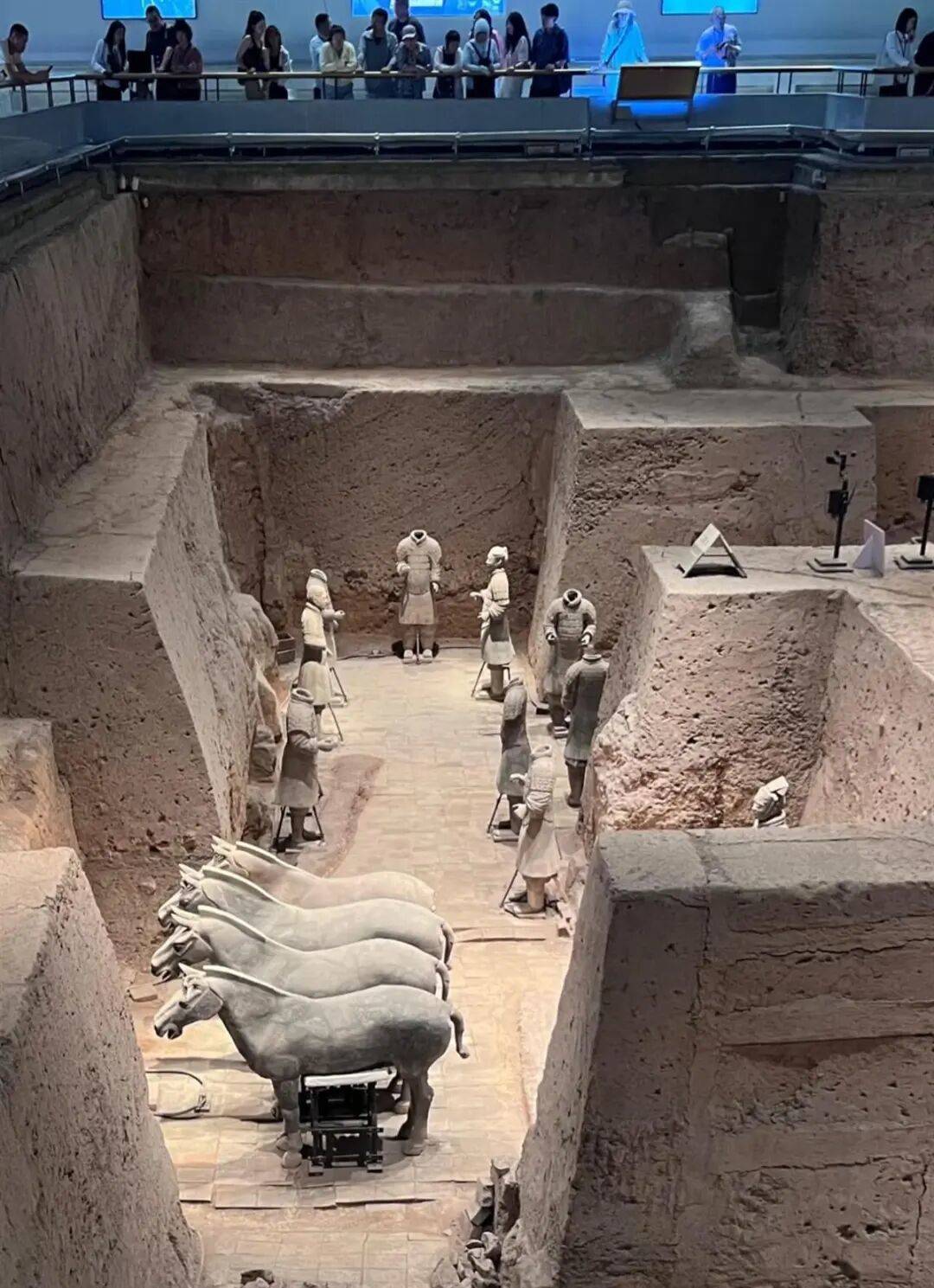 4个月前男子跳入俑坑推倒两尊兵马俑致其受损，知情人：在修复当中，还未展出