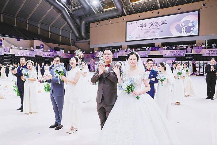 华中科技大学为73对校友举行集体婚礼