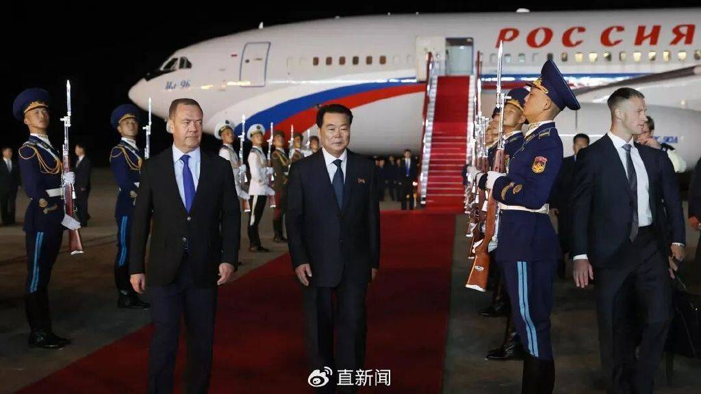 梅德韦杰夫抵朝鲜时发帖:朋友依然相伴,敌人则瑟缩颤抖