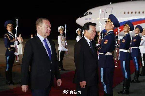 梅德韦杰夫抵朝鲜时发帖:朋友依然相伴,敌人则瑟缩颤抖