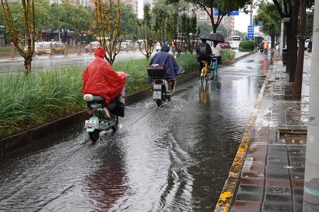 北京城区降雨量已达暴雨,今明两天最高气温12℃至13℃